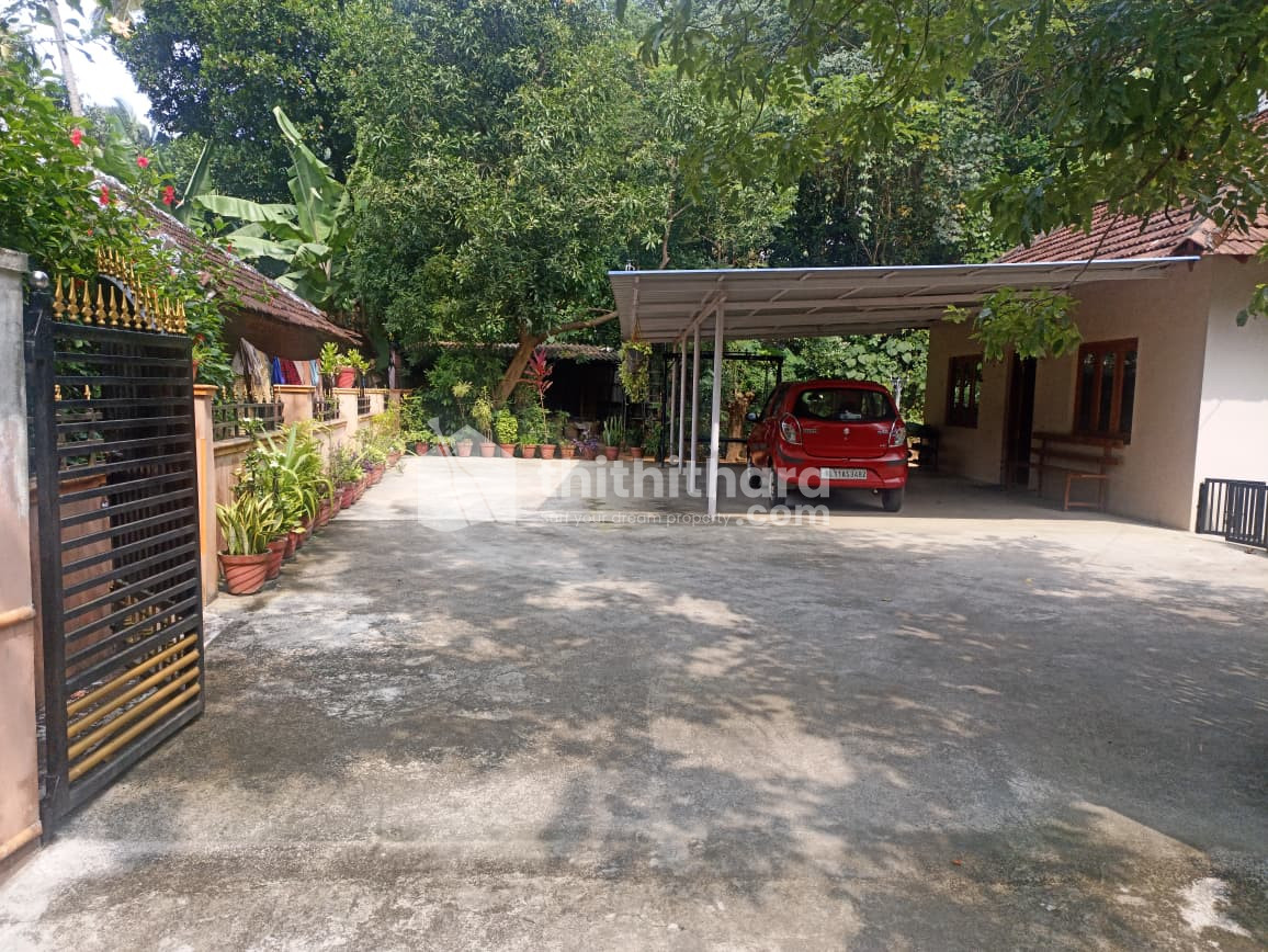 3 BHK HOUSE FOR SALE IN PALAKKAD,NEAR PALLASSANA BAGAVATHI TEMPLE 